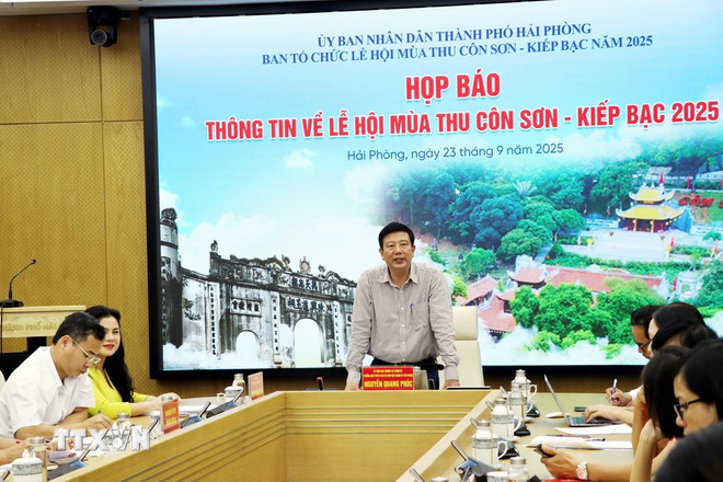 ttxvn-2409-le-hoi-mua-thu-con-son-kiep-bac-2.jpg