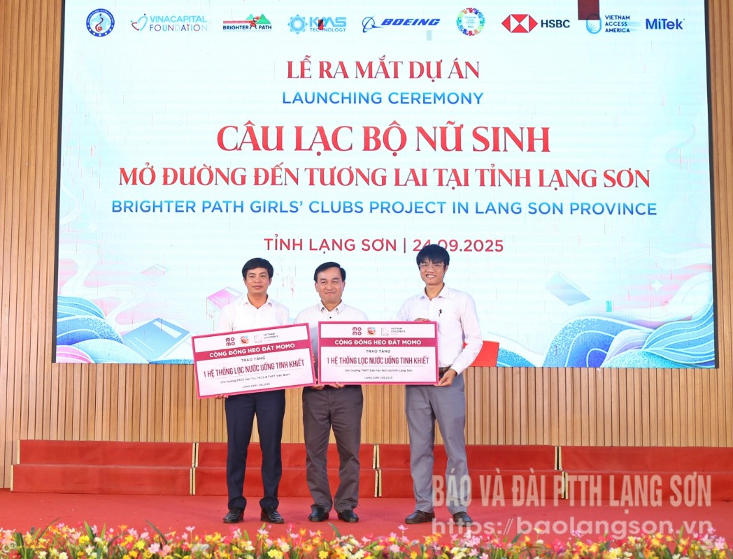តំណាងអង្គភាពចំនួន 2 បានទទួលស្លាកសញ្ញាឧបត្ថម្ភពីសហគមន៍ធនាគារ Momo Piggy