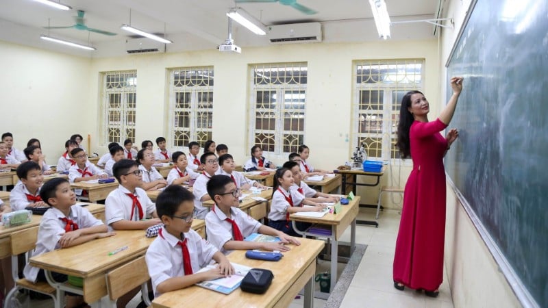 タンロン中学校の教師と生徒たちによる数学の授業。（写真：THE DAI）