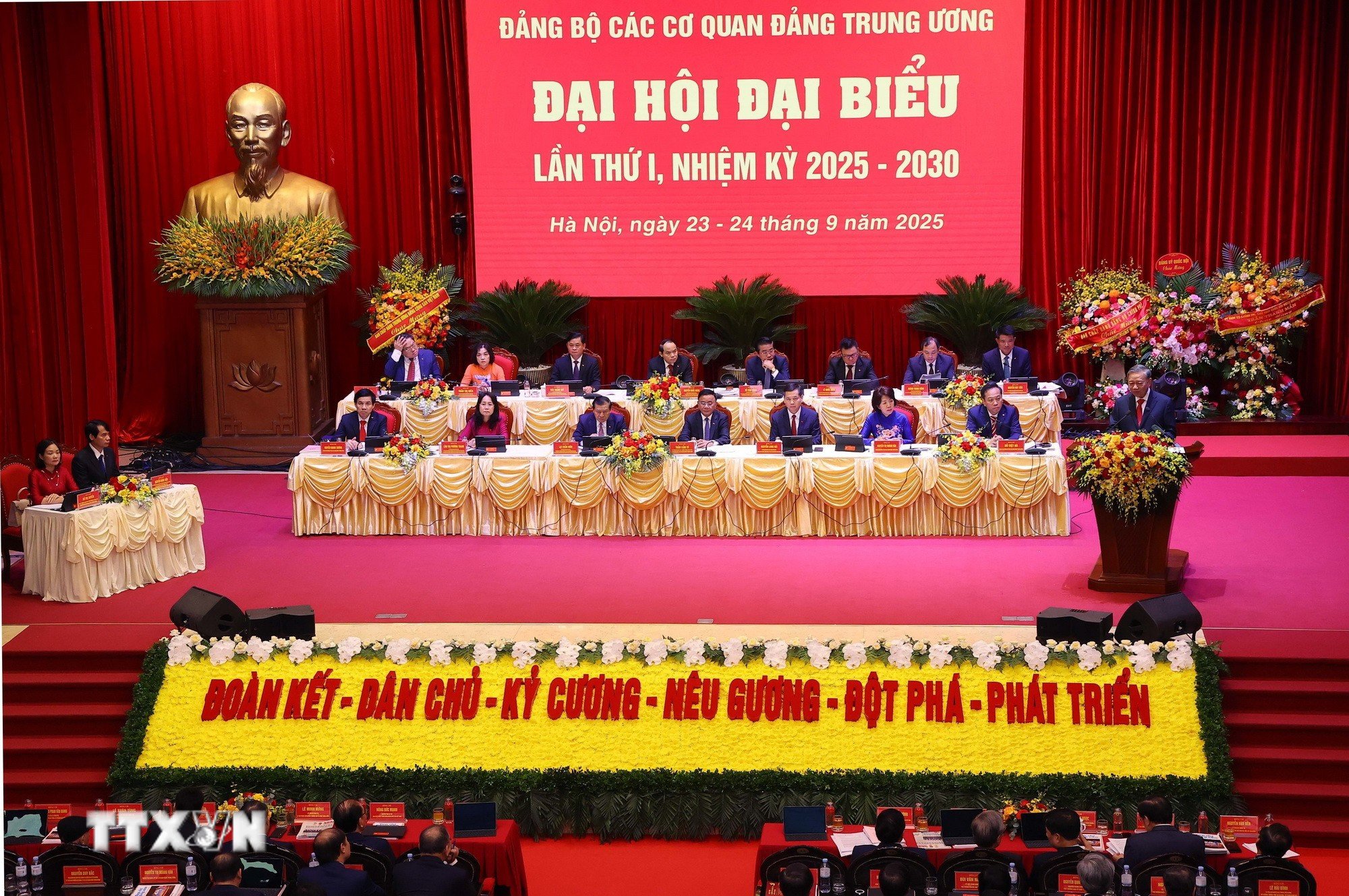 ttxvn-tien-toi-dai-hoi-xiv-cua-dang-dai-hoi-dai-bieu-dang-bo-cac-co-quan-dang-trung-uong-lan-thu-nhat-8293348-2.jpg
