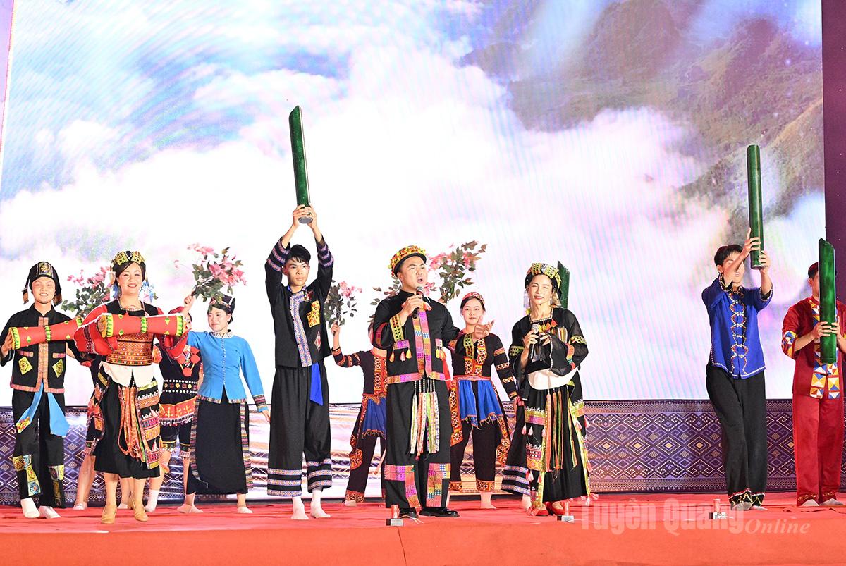 Sebuah pertunjukan dengan identitas etnis Lo Lo. Foto: Quang Hoa