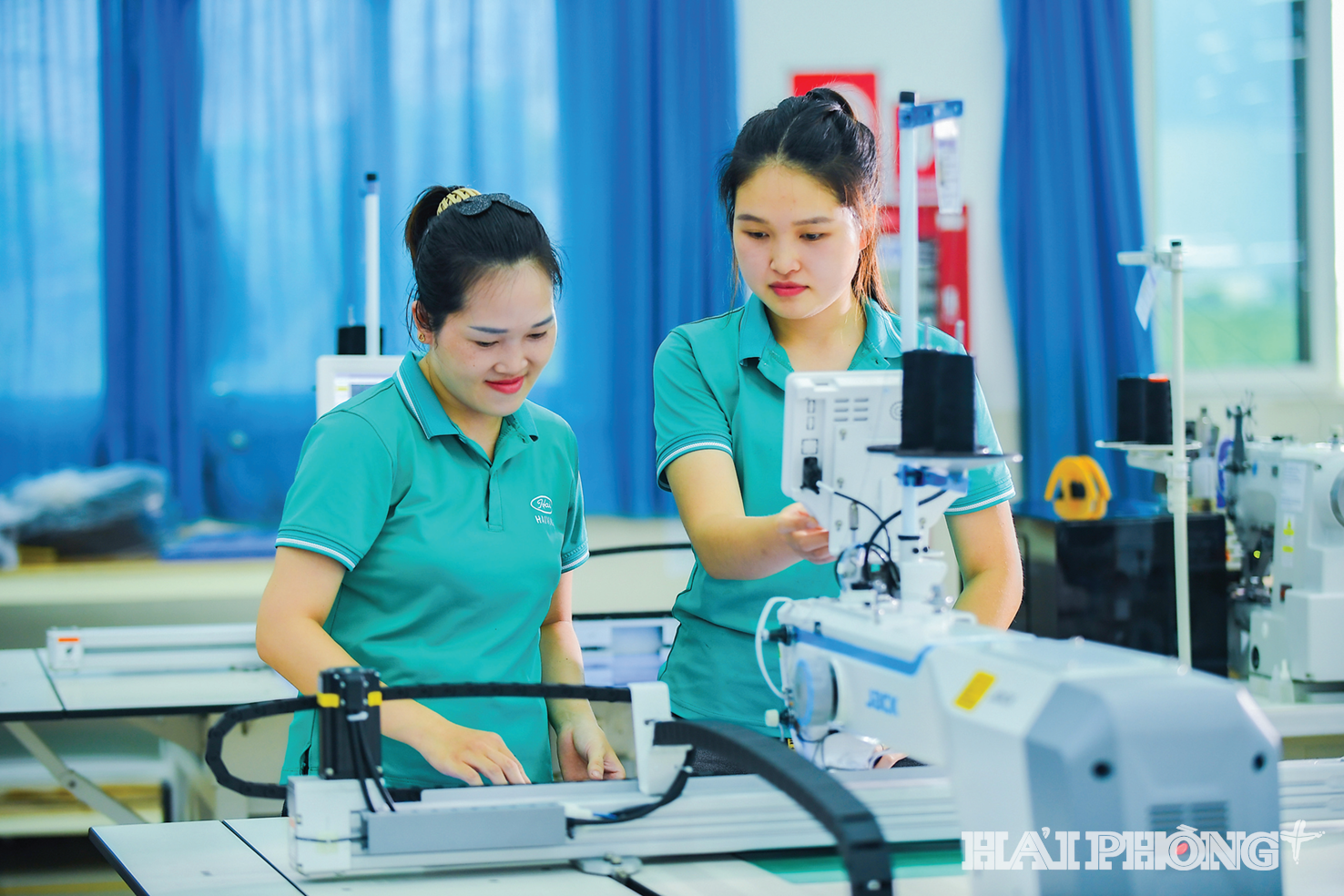 ក្រុមហ៊ុន HaiVina Company Limited នៅឃុំ Gia Loc និង Ai Quoc Ward (ទីក្រុង Hai Phong) រដ្ឋធានីកូរ៉េ 100% មានជំនាញផលិតសម្លៀកបំពាក់កីឡា និងស្រោមដៃសម្រាប់នាំចេញទៅកាន់ទីផ្សារសហរដ្ឋអាមេរិក និងសហភាពអឺរ៉ុប បង្កើតការងារសម្រាប់កម្មករជិត 3,000 នាក់ ជាមួយនឹងប្រាក់ខែជាមធ្យមជាង 8 លានដុងក្នុងមួយកម្មករ។ រូបថត៖ THANH Chung