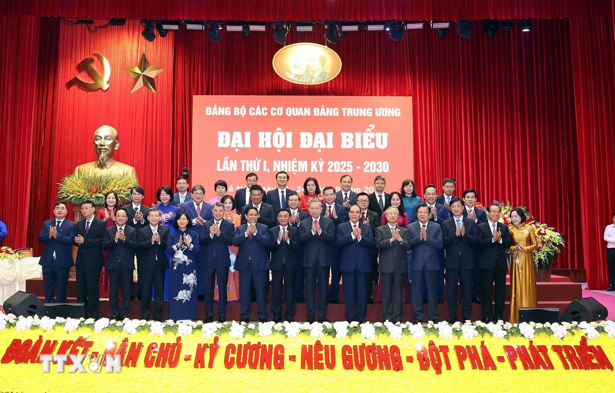 ttxvn-tien-toi-dai-hoi-xiv-cua-dang-dai-hoi-dai-bieu-dang-bo-cac-co-quan-dang-trung-uong-lan-thu-nhat-8293348-10.jpg