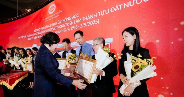 OCB vinh dự nhận Bằng khen tham gia Triển lãm Thành tựu đất nước