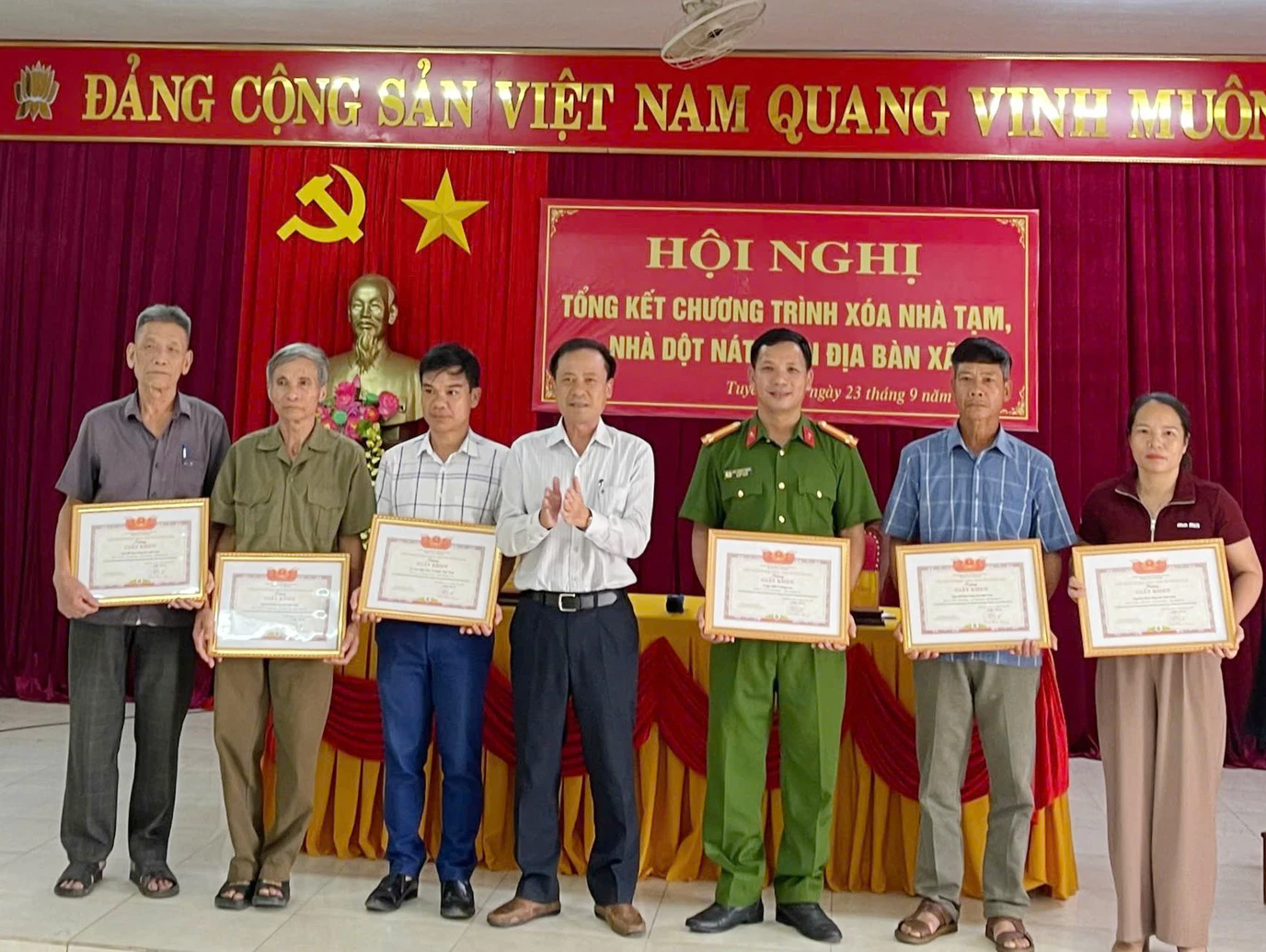 ថ្នាក់ដឹកនាំឃុំ Tuyen Lam ប្រគល់ប័ណ្ណសរសើរដល់សមូហភាពដែលមានសមិទ្ធិផលឆ្នើមក្នុងការអនុវត្តកម្មវិធីលុបបំបាត់ផ្ទះបណ្ដោះអាសន្ន និងរលំបាក់នៅតំបន់នោះ - រូបថត៖ X.V