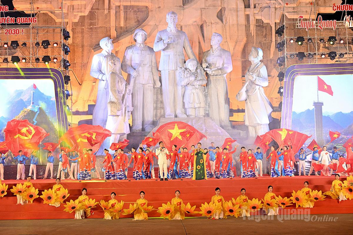 Program seni untuk merayakan keberhasilan Kongres. Foto: Quang Hoa