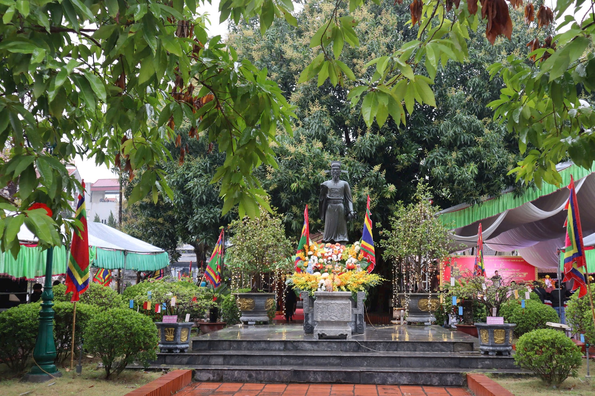 Tượng danh nhân Tô Hiến Thành trong khuôn viên của Đền Văn Hiến, làng Hạ Mỗ. Ảnh: Nguyễn Mai