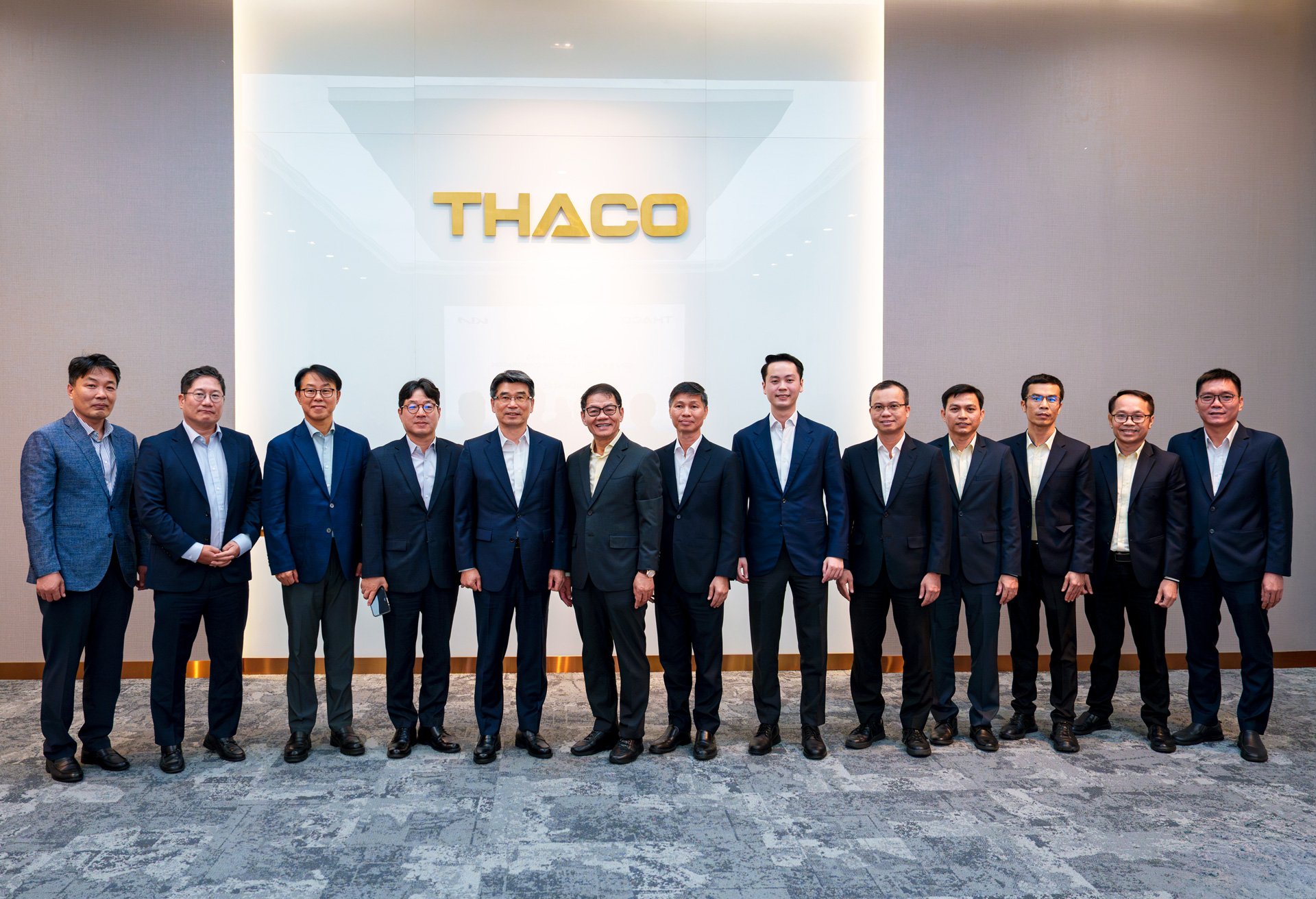 តំណាងក្រុមប្រឹក្សាភិបាល THACO ក្រុមហ៊ុន THACO AUTO និងក្រុមហ៊ុន Kia Group បានថតរូបអនុស្សាវរីយ៍
