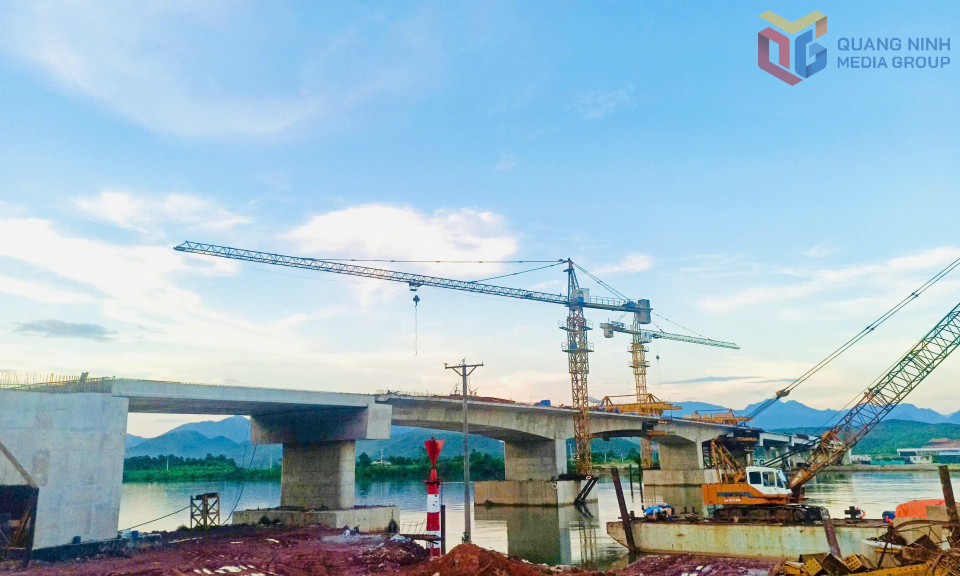Cây cầu bắc qua sông Tiên Yên thuộc dự án tuyến đường kết nối QL4B đến QL18 đang được gấp rút hoàn thành. Ảnh: Mạnh Trường