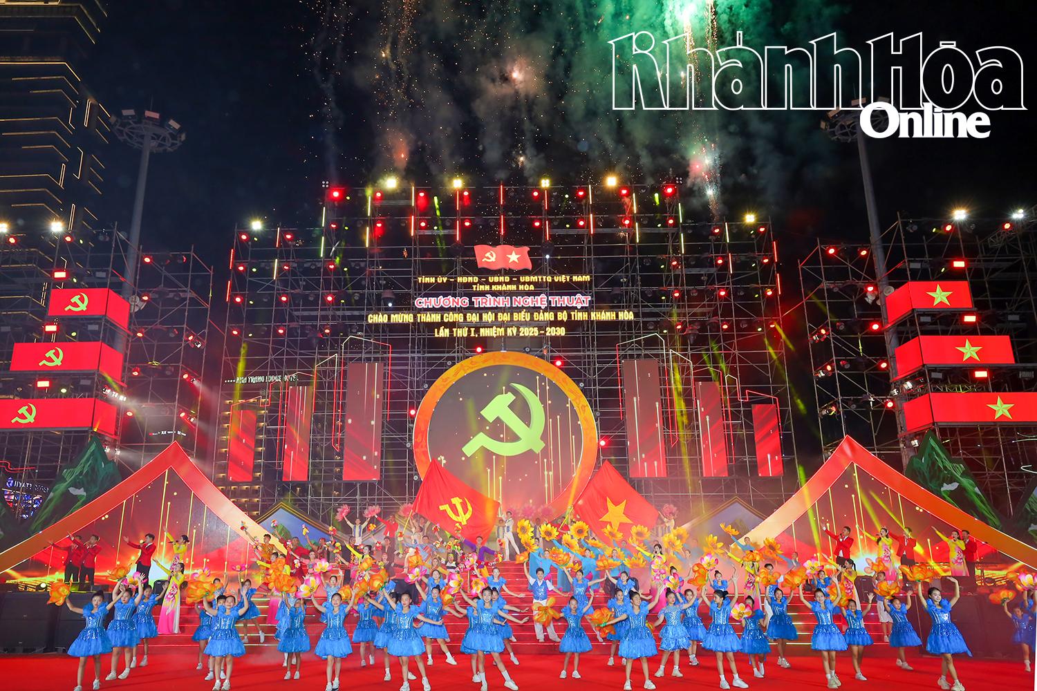 Liên khúc “Chào mừng Đảng cộng sản Việt Nam; Việt Nam ơi mùa xuân đến rồi; Đảng đã cho ta một mùa xuân”, mở đầu chương trình nghệ thuật.