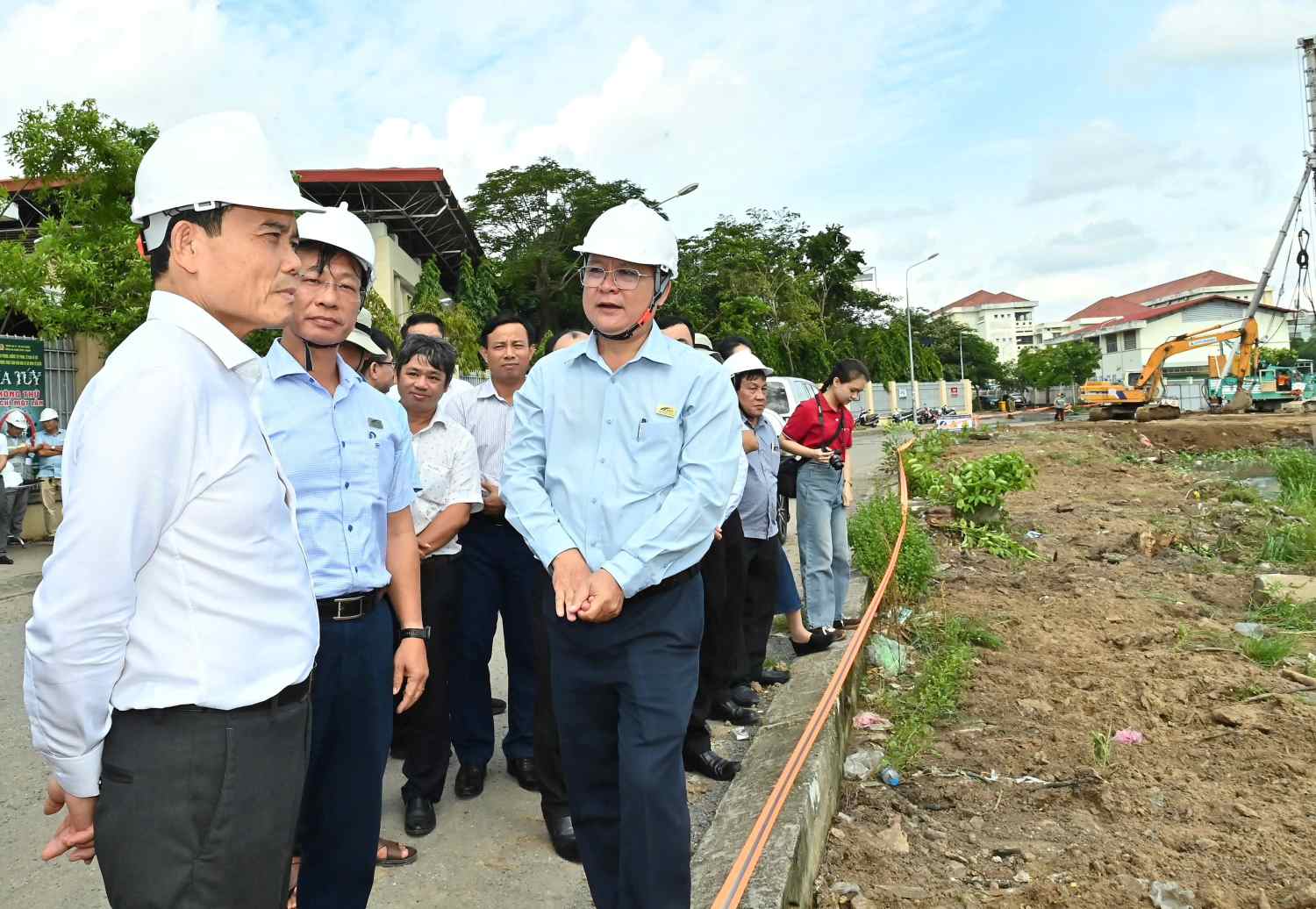Secretary of the Ho Chi Minh City Party Committee Tran Luu Quang inspected the canal renovation project worth more than 17,000 billion VND.