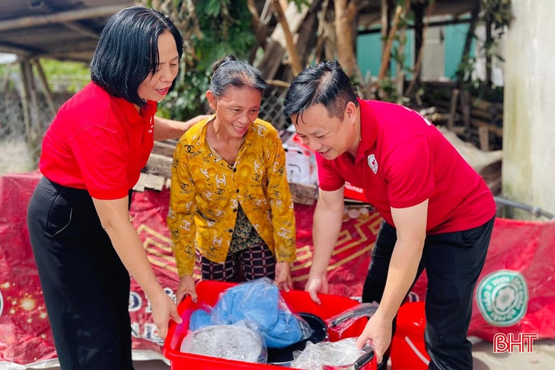 Các thùng hàng gia đình với đầy đủ đồ dùng, lương thực đảm bảo nhu cầu sinh hoạt thiết yếu trong thời gian bị cô lập do thiên tai được Hội Chữ thập đỏ tỉnh cấp phát đến người dân vùng có nhiều nguy cơ.