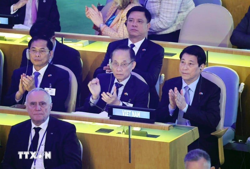 Chủ tịch nước Lương Cường và thành viên đoàn Việt Nam tham dự Phiên họp cấp cao Kỷ niệm 80 năm thành lập Liên hợp quốc. (Ảnh: Lâm Khánh/TTXVN)