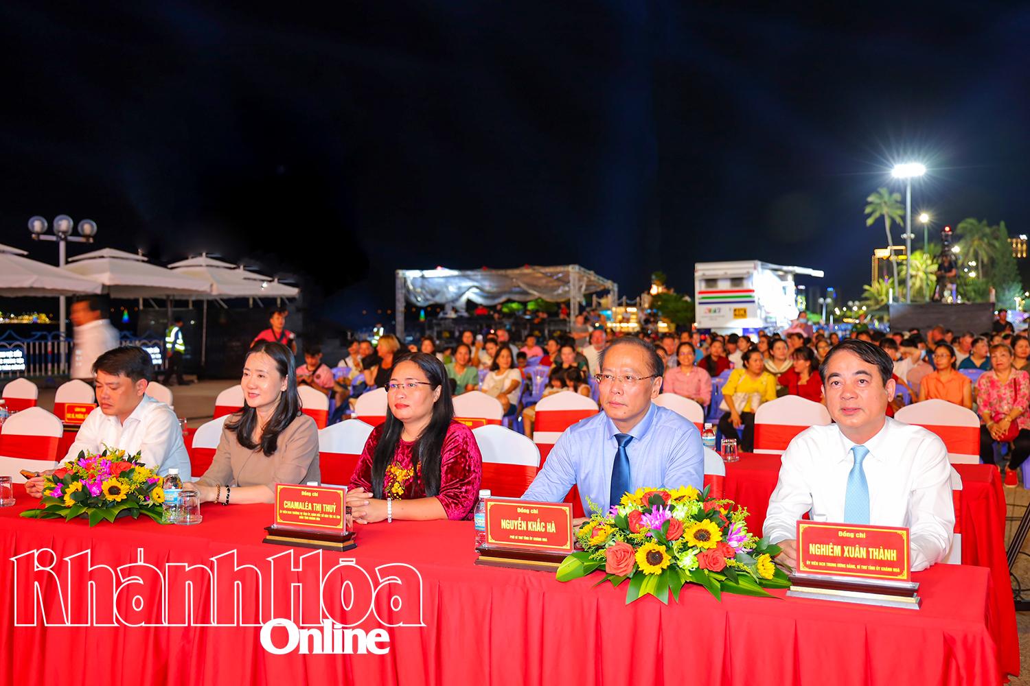 Đồng chí Nghiêm Xuân Thành cùng đồng chí Nguyễn Khắc Hà đến dự chương trình.
