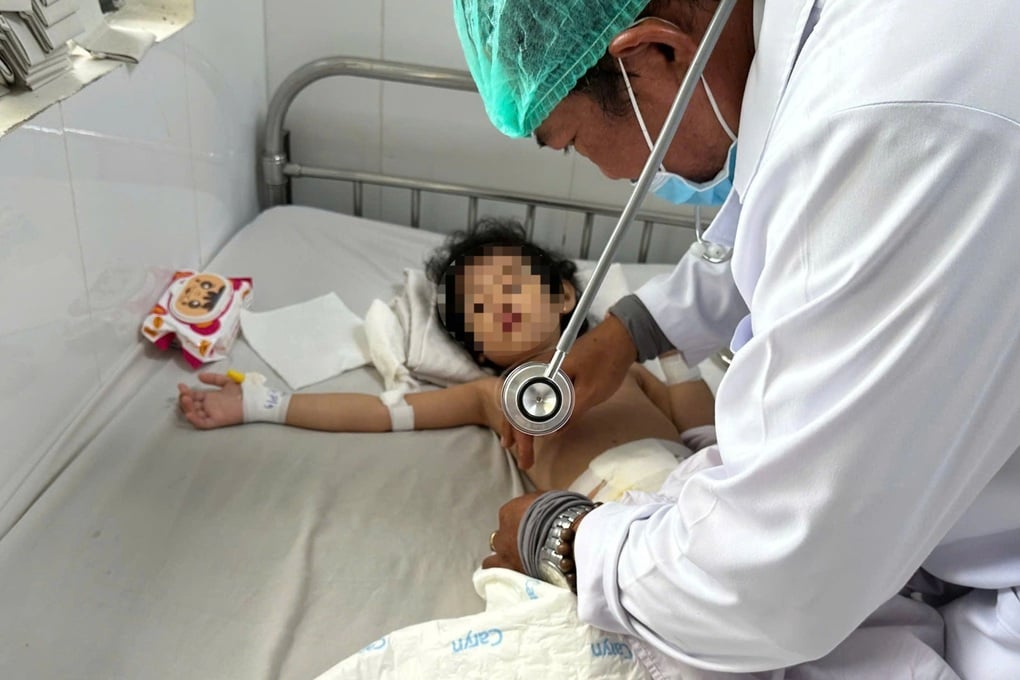 Bé gái 4 tuổi ở Cần Thơ có biểu hiện hội chứng “công chúa tóc mây” - 1