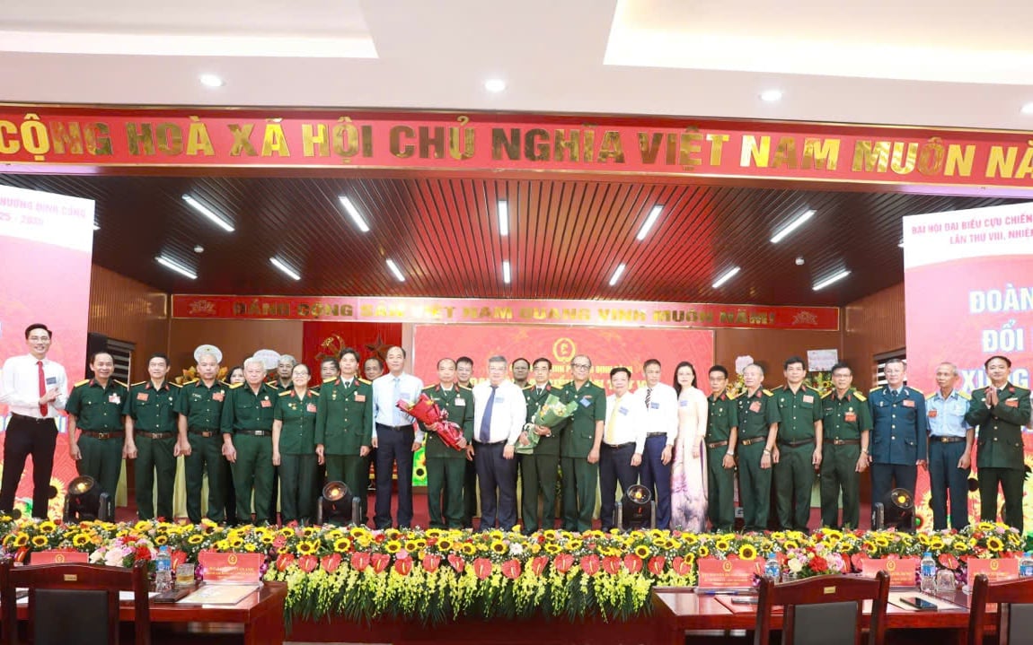 Tặng hoa chúc mừng các Ủy viên Hội Cựu chiến binh phường Định Công, nhiệm kỳ 2025-2030