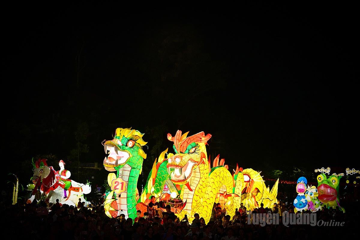 Para delegasi menyaksikan parade lentera Festival Pertengahan Musim Gugur yang penuh warna. Foto: Quang Hoa