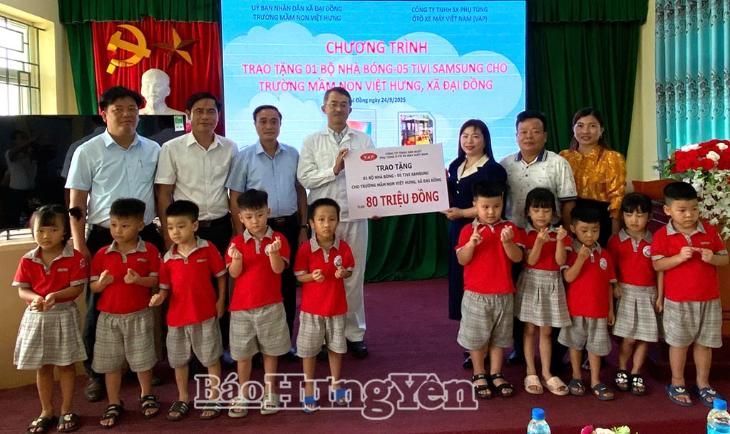 Lãnh đạo Công ty VAP trao tặng biển tượng trưng 1 nhà bóng và 5 chiếc ti vi trị giá 80 triệu đồng tặng cô và trò Trường mầm non Việt Hưng.