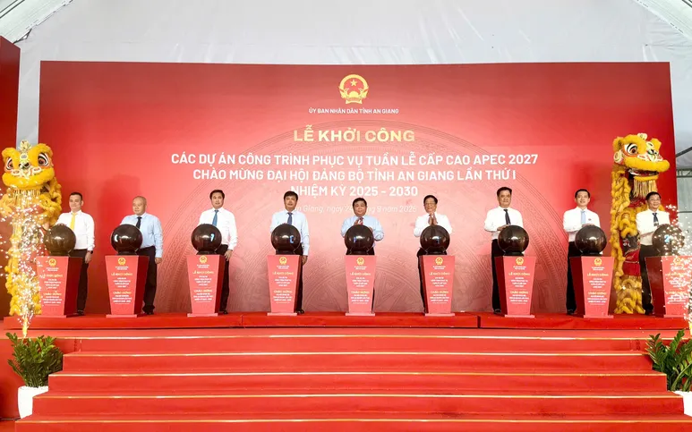 Phó Thủ tướng Nguyễn Chí Dũng và các đại biểu thực hiện nghi thức khởi công, khởi động các dự án, công trình phục vụ Tuần lễ Cấp cao APEC 2027