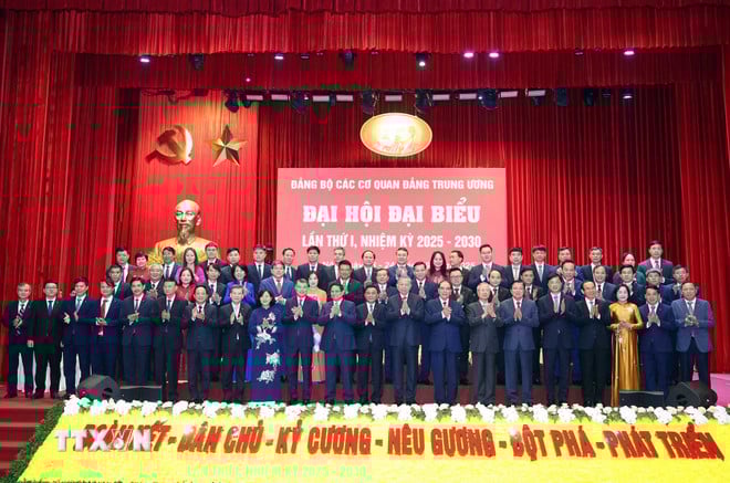 ttxvn-tien-toi-dai-hoi-xiv-cua-dang-dai-hoi-dai-bieu-dang-bo-cac-co-quan-dang-trung-uong-lan-thu-nhat-8293348-17.jpg