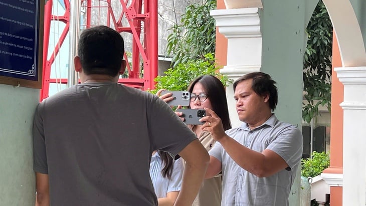 Vụ 'xây nhà trên đất người khác' ở TP.HCM: Hòa giải thành, thuê ‘thần đèn’ dời nhà trong 45 ngày - Ảnh 1.