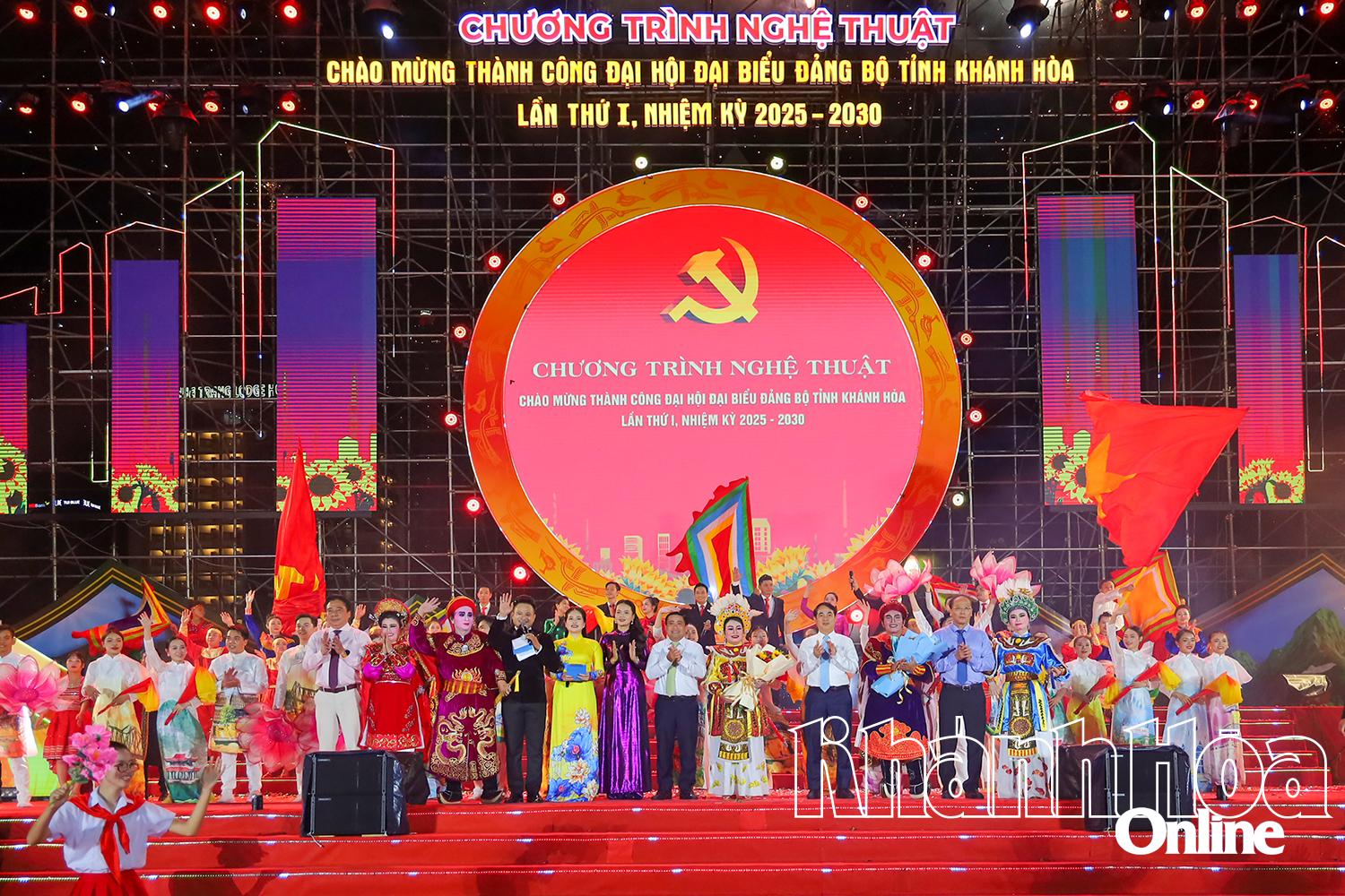Các đồng chí lãnh đạo tỉnh tặng hoa cho các nghệ sĩ tham gia biểu diễn tại chương trình nghệ thuật.