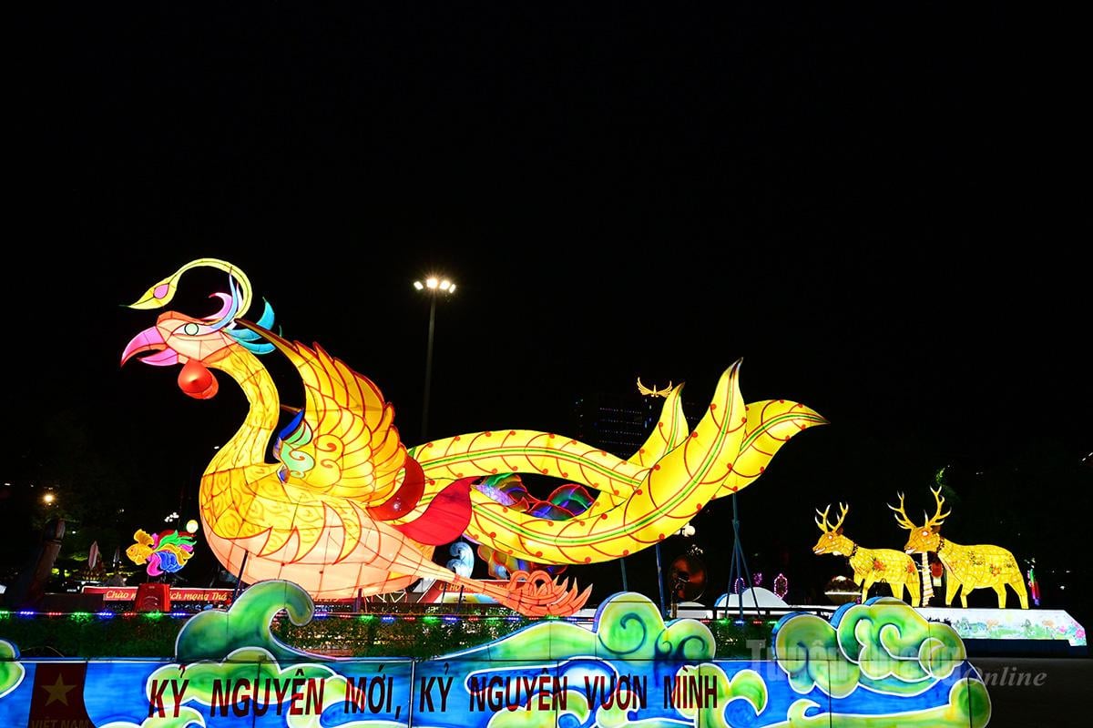 Parade model lentera pertengahan musim gugur untuk merayakan keberhasilan Kongres. Foto: Quang Hoa