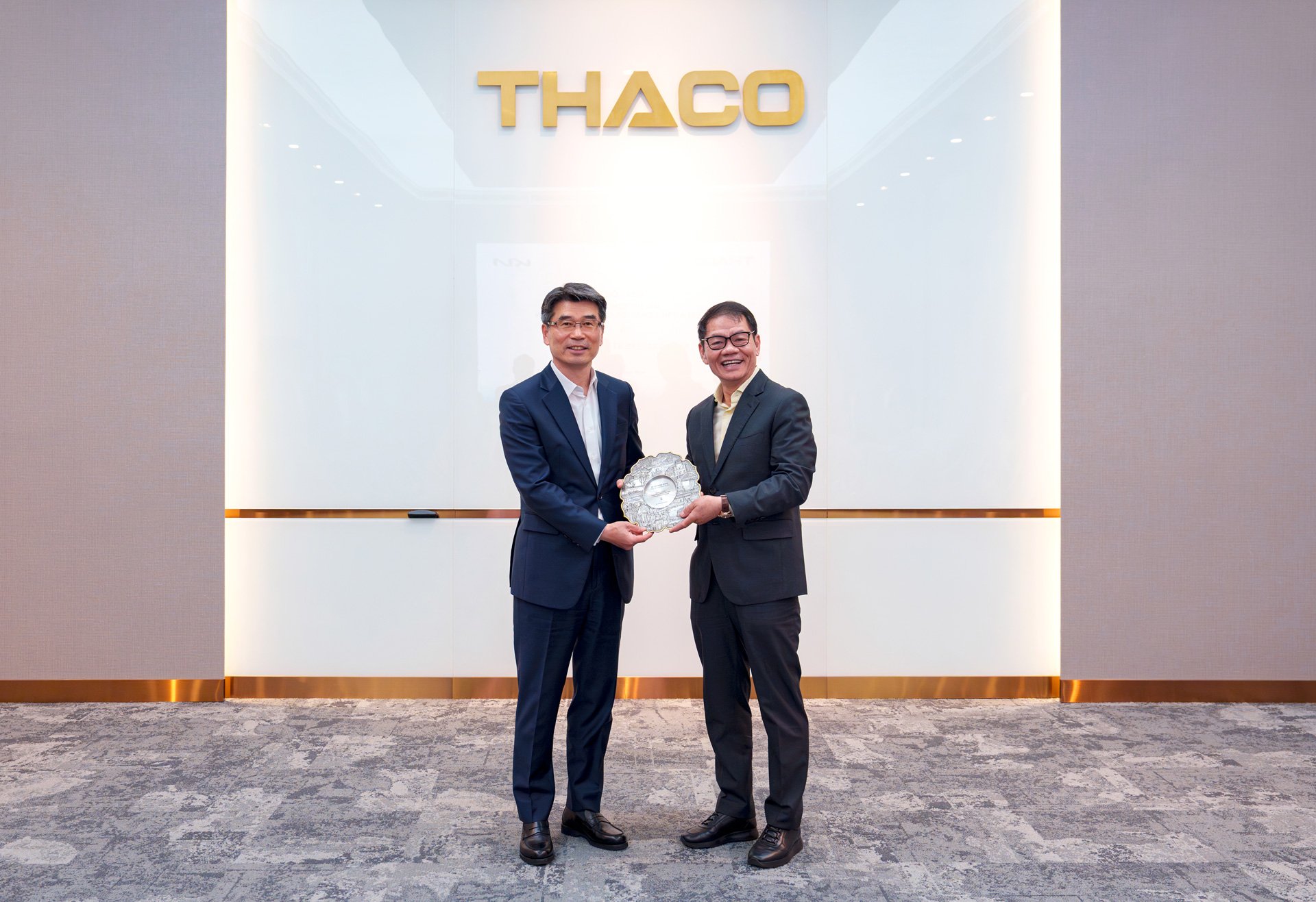 ប្រធានក្រុមហ៊ុន THACO លោក Tran Ba​Duong ជូនវត្ថុអនុស្សាវរីយ៍ដល់តំណាងថ្នាក់ដឹកនាំក្រុមហ៊ុន Kia Group