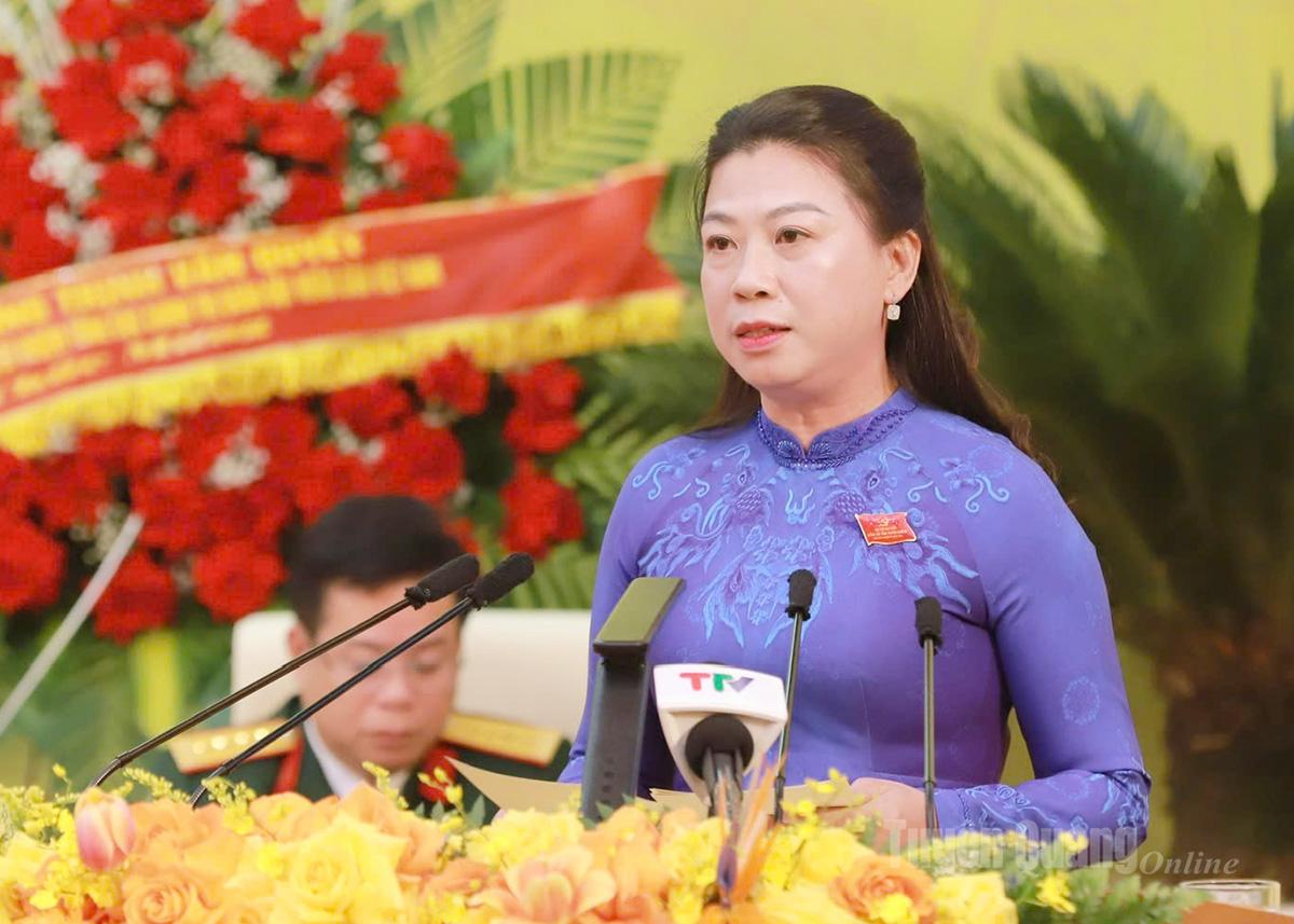Đồng chí Lê Thị Kim Dung, Phó Bí thư Thường trực Tỉnh ủy trình bày Báo cáo kiểm điểm Ban Chấp hành Đảng bộ tỉnh, nhiệm kỳ 2020-2025 tại Đại hội.