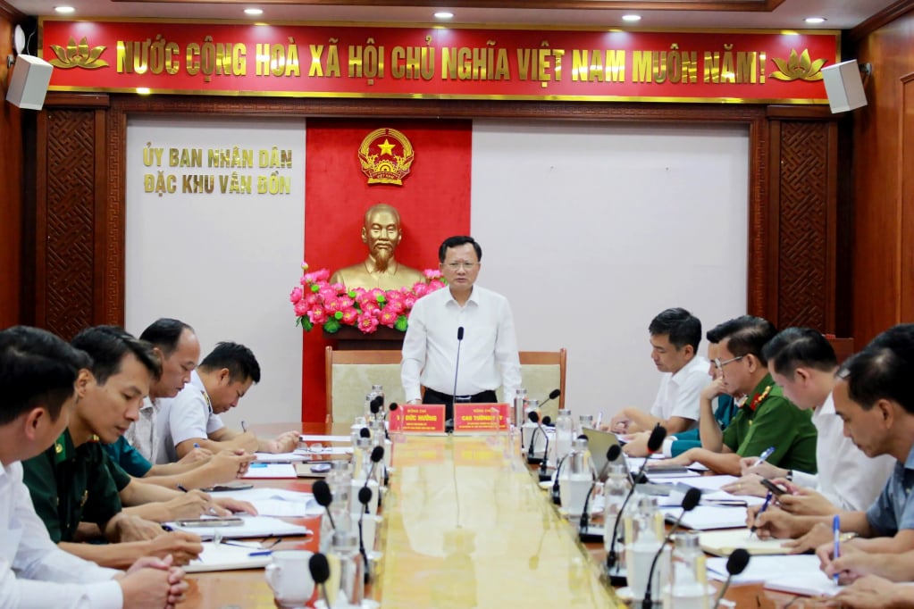 Genosse Cao Tuong Huy, Mitglied des Ständigen Parteikomitees der Provinz, Parteisekretär, Vorsitzender des Volksrats der Sonderzone Van Don