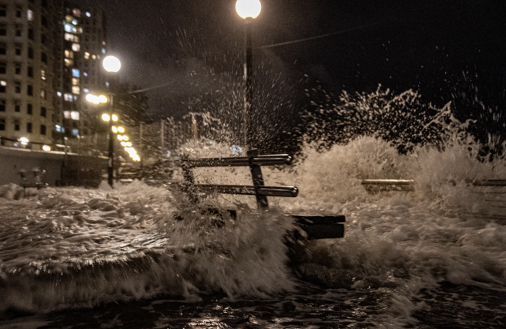 Huge waves crash as Typhoon Ragasa approaches the residential area of ​​Heng Fa Chuen, Hong Kong. (Photo: Getty)