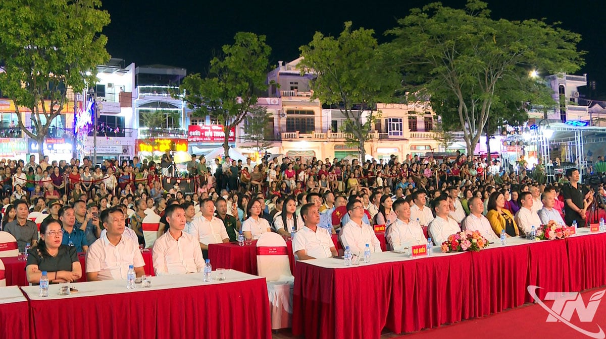 ການ​ນຳ​ແຂວງ ​ແລະ ປະຊາຊົນ​ເປັນ​ຈຳນວນ​ຫຼວງ​ຫຼາຍ​ເຂົ້າ​ຮ່ວມ​ລາຍການ​ຢູ່​ຖະໜົນ​ຄົນ​ຍ່າງ Song Cau.