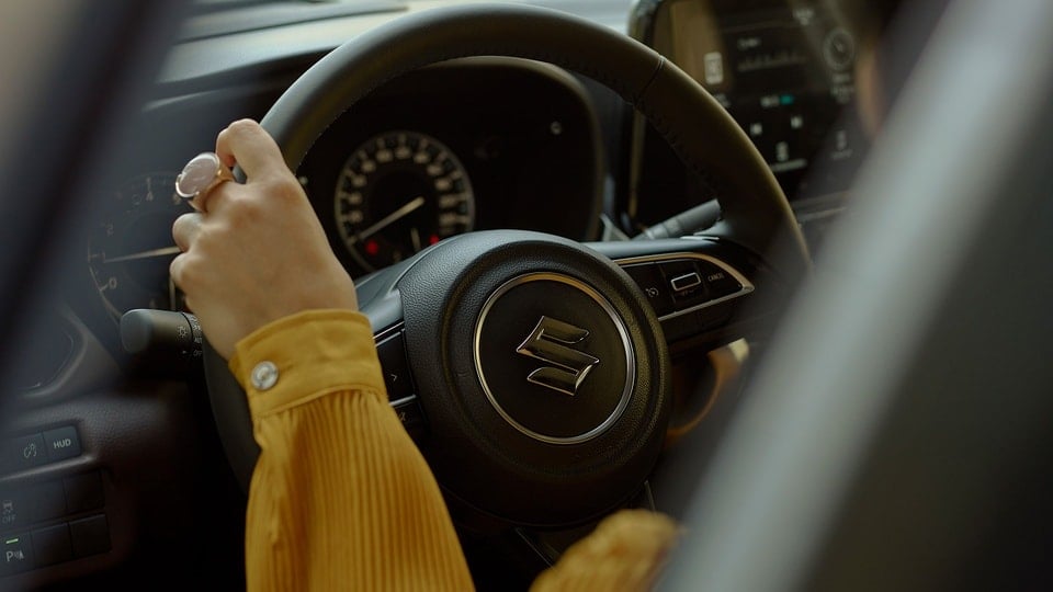 Phần đuôi xe Suzuki Fronx với dải đèn LED nối liền và thiết kế nóc dốc.