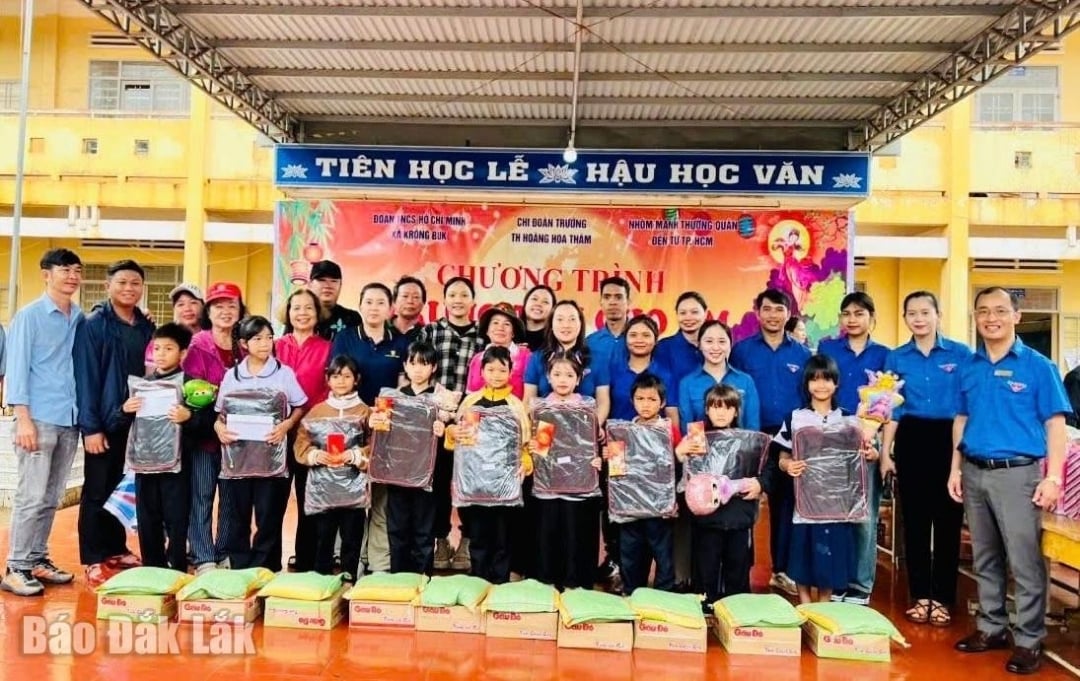 Đoàn thanh niên xã Krông Buk và quý mạnh thường quân trao tặng quà cho các em học sinh trường Tiểu học Hoàng Hoa Thám