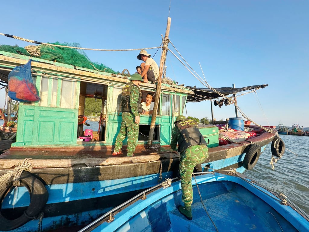 ស្ថានីយ៍ឆ្មាំព្រំដែន Tra Co បានចុះទៅទូកនីមួយៗ ដើម្បីជូនដំណឹងដល់អ្នកនេសាទអំពីការវិវត្តនៃព្យុះ Ragasa ។
