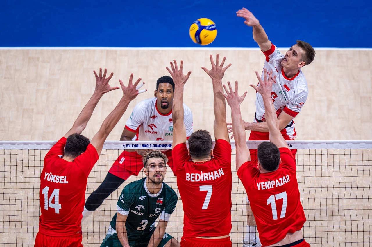 បាល់ទាត់ប៉ូឡូញ 1.jpg