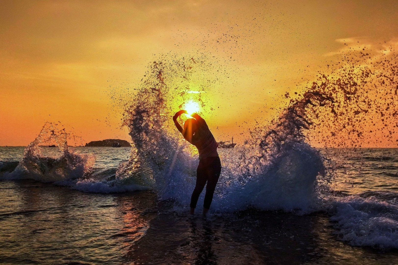 Khách 'săn' cảnh sóng tung bọt trắng xóa, nhìn như ảnh ghép ở Khánh Hòa