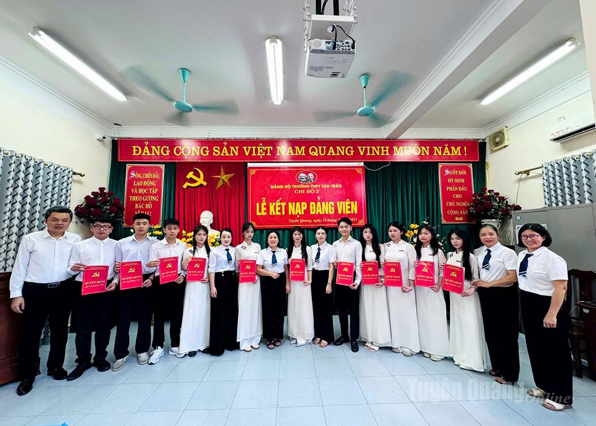 Học sinh trường THPT Tân Trào được kết nạp vào hàng ngũ của Đảng.