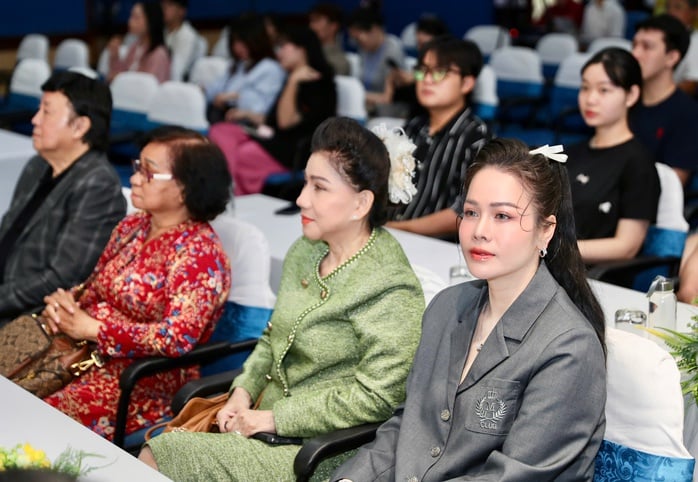 Nhật Kim Anh trao tặng 50 triệu đồng đến 