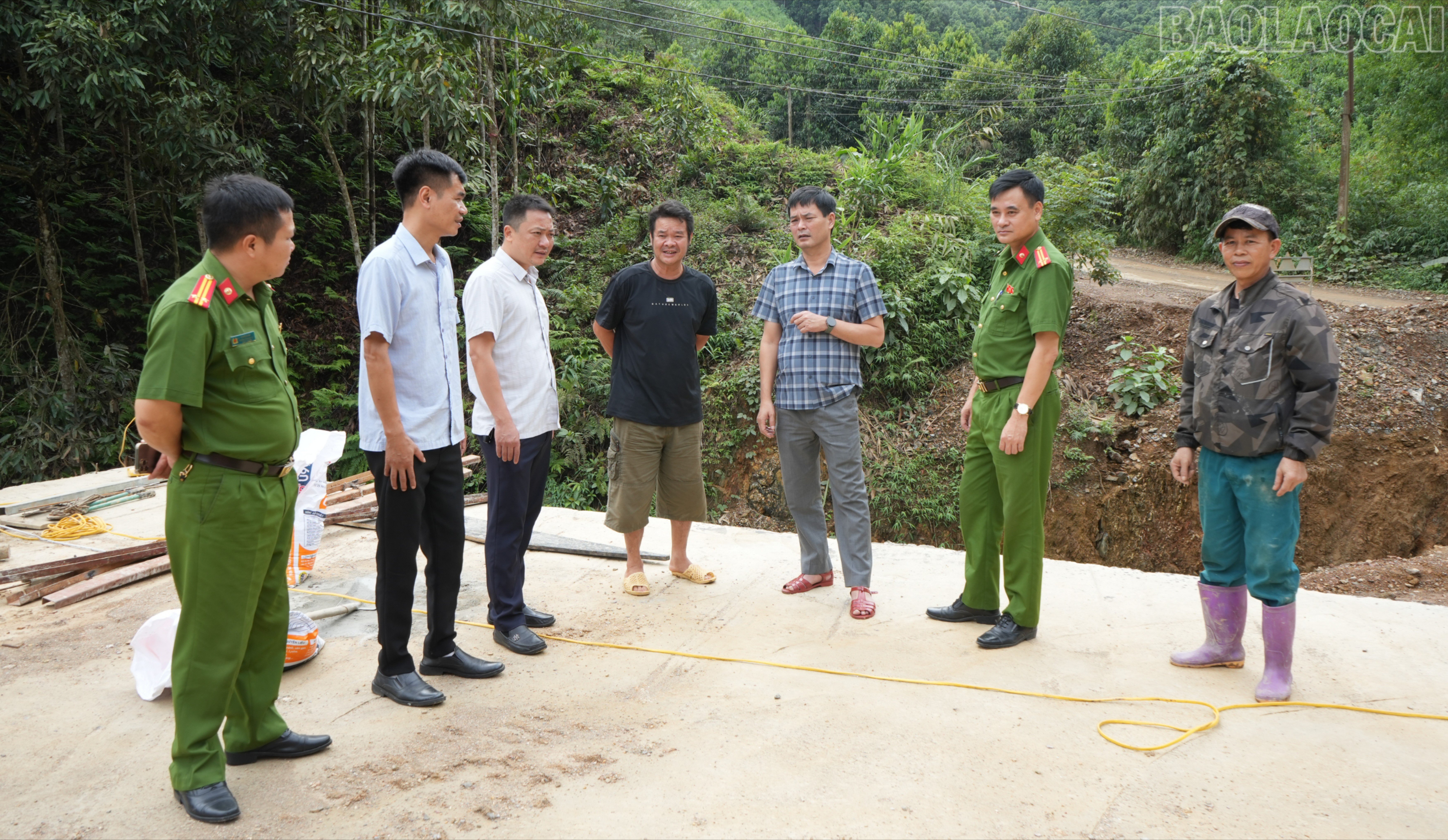 baolaocai-tr_lanh-dao-xa-quy-mong-kiem-tra-phuong-an-phong-chong-thien-tai-tai-cong-trinh-dang-xay-dung-430.jpg