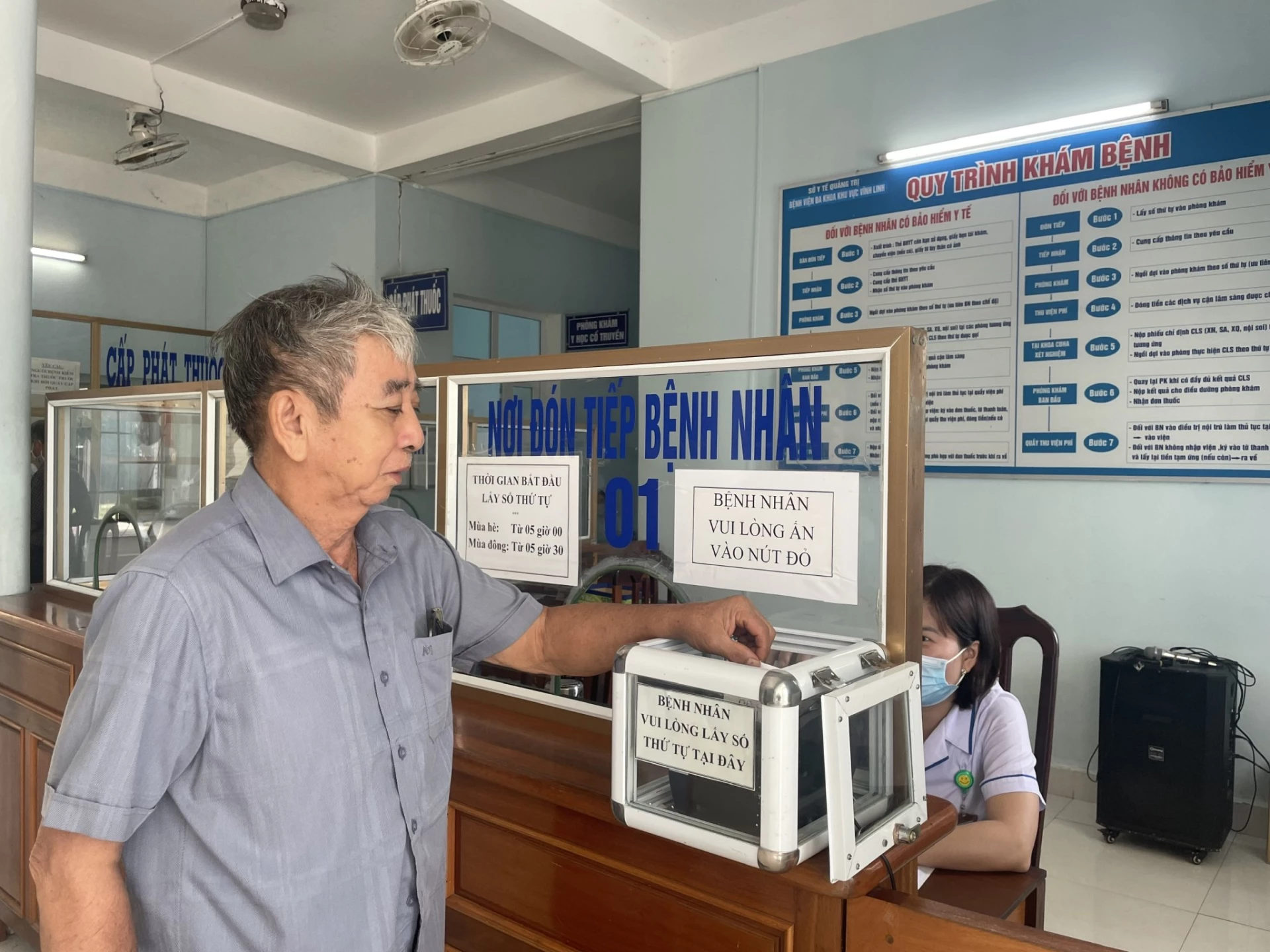 Người dân lấy số thứ tự để khám bệnh tại Bệnh viện Đa khoa khu vực Vĩnh Linh - Ảnh: H.N
