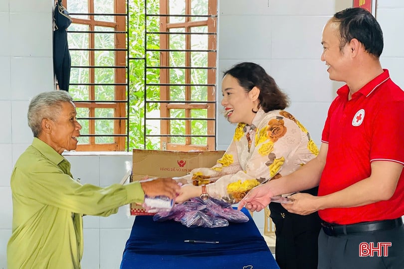 Người dân được trang bị kiến thức, kỹ năng sinh tồn trong thiên tai và cấp phát hóa chất xử lý môi trường.