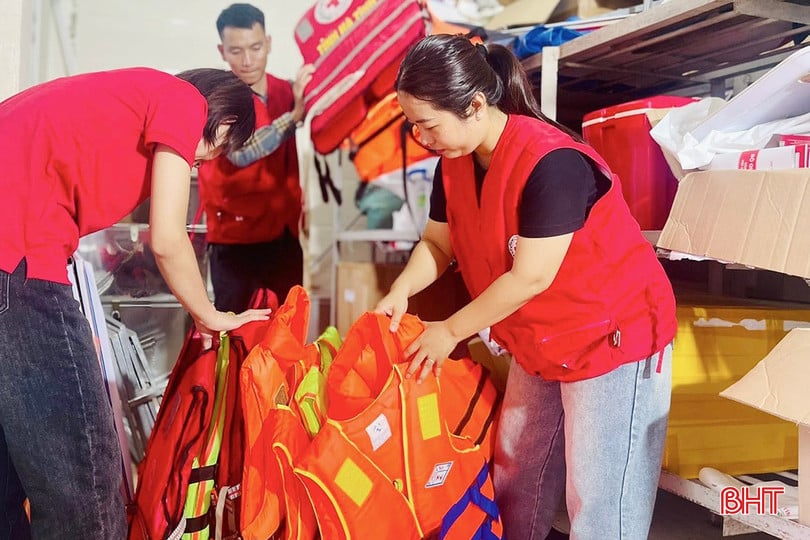 Hội Chữ thập đỏ tỉnh rà soát lại các trang thiết bị phòng chống thiên tai để chủ động trong những tình huống khẩn cấp.