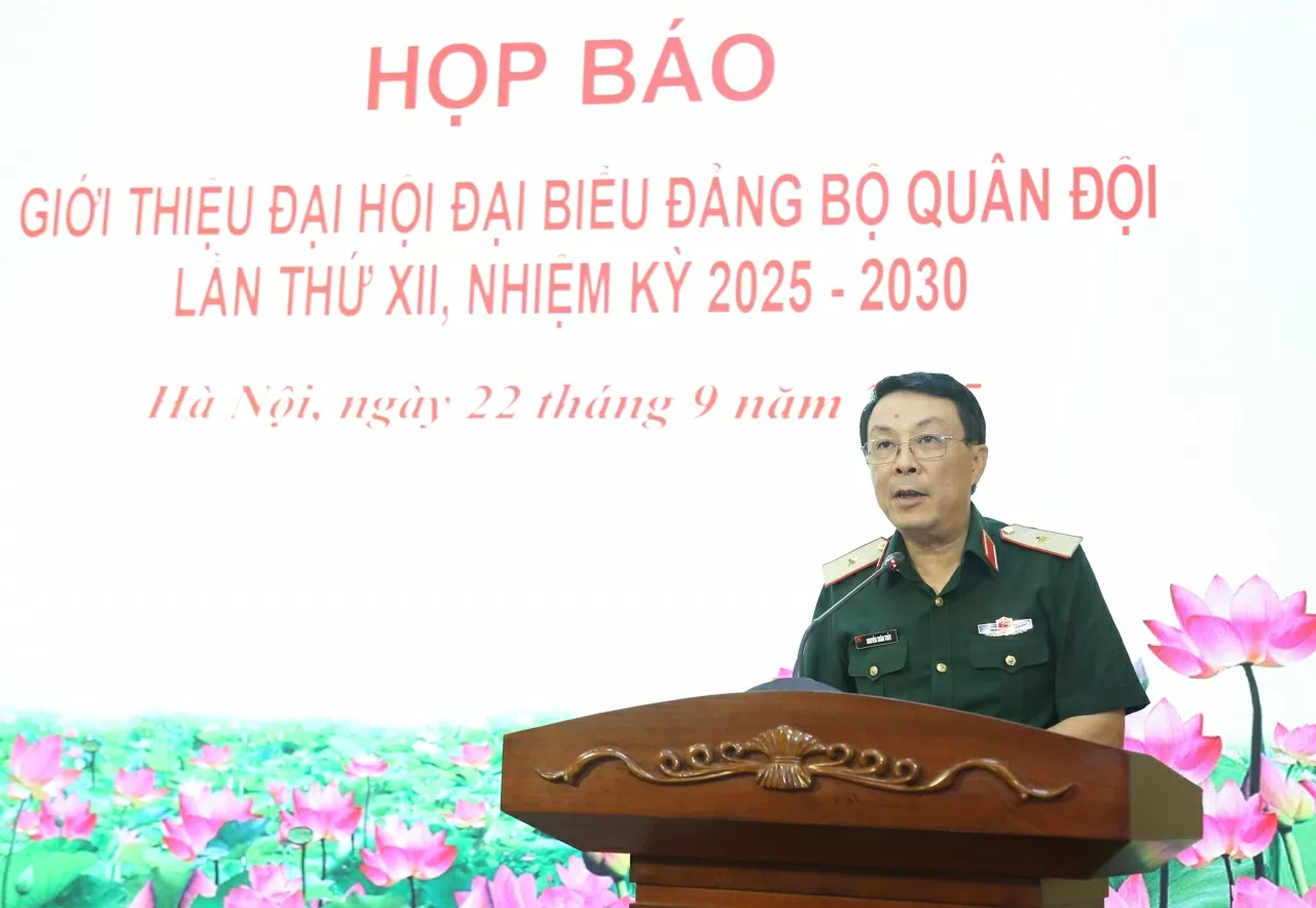 Thiếu tướng Nguyễn Xuân Thủy, Phó Cục trưởng Cục Tuyên huấn, Tổng cục Chính trị Quân đội nhân dân Việt Nam chủ trì buổi họp báo. (Ảnh: Thành Long)