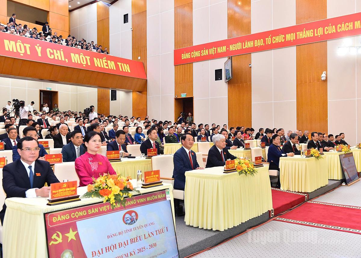 Các đồng chí lãnh đạo Trung ương và đại biểu dự Đại hội.