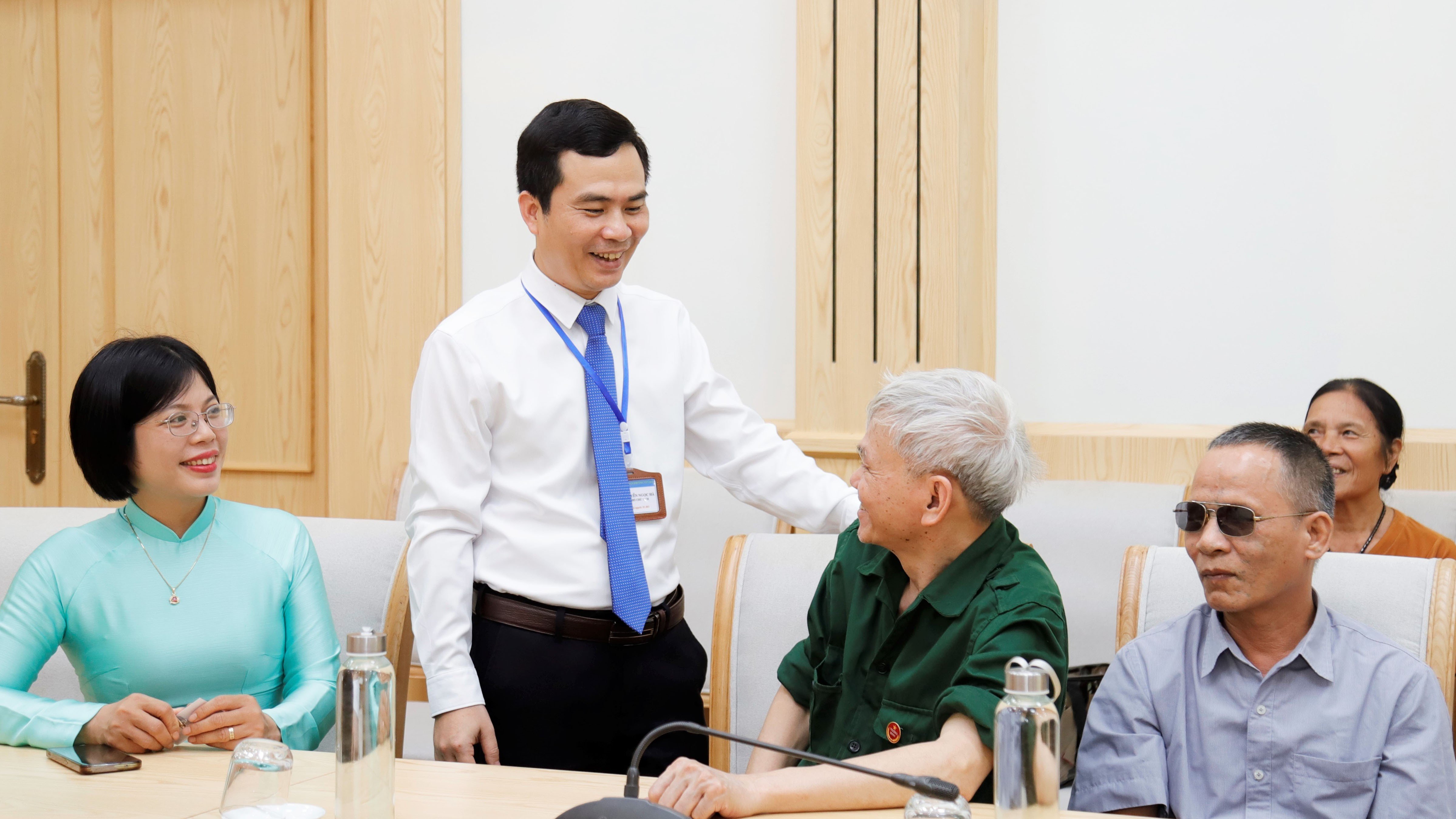 lanh-dao-ubnd-phuong-yen-bai-tham-hoi-cac-thuong-binh-nang-anh-2-thanh-nghi-1.jpg