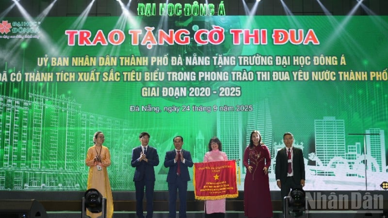 ថ្នាក់ដឹកនាំទីក្រុងបានប្រគល់ទង់សកលវិទ្យាល័យ Dong A ជូនគណៈកម្មាធិការប្រជាជនទីក្រុង Da Nang។ (រូបថត៖ ANH DAO)