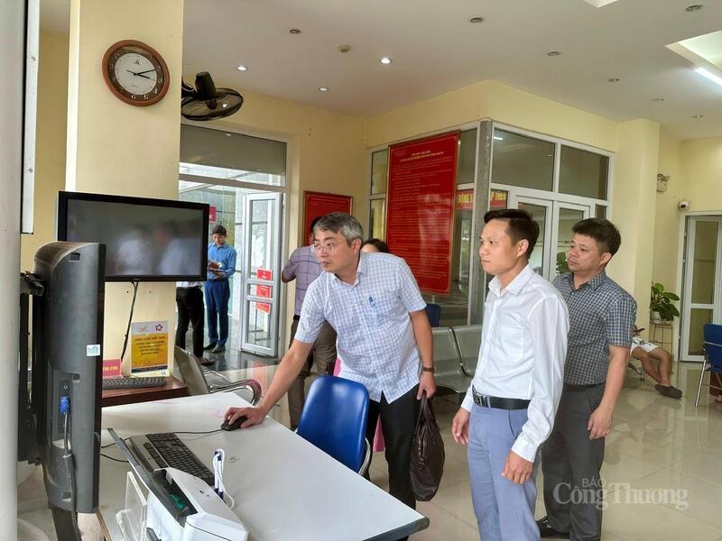 អនុប្រធាននាយកដ្ឋាន E-commerce និង Digital Economy លោក Hoang Ninh បានធ្វើការស្ទង់មតិនៅមជ្ឈមណ្ឌលសេវាកម្មរដ្ឋបាលសាធារណៈនៃវួដ Doan Ket។