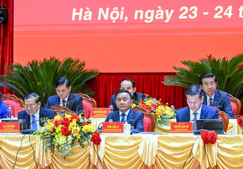 Genosse Tran Cam Tu, Mitglied des Politbüros, ständiges Mitglied des Sekretariats, Sekretär der Parteikomitees der zentralen Parteiorganisationen und Genossen des Präsidiums, leiteten den Kongress. (Foto: DUY LINH)