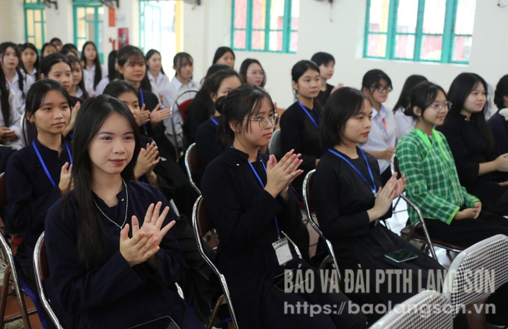 និស្សិតស្រីចូលរួមពិធីសម្ពោធក្លឹប